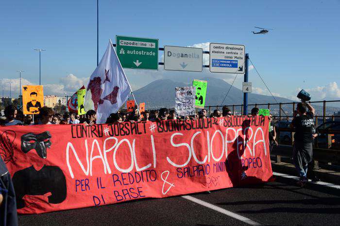 Jobs Act, diecimila in piazza per lo “sciopero sociale”. Bloccata la tangenziale a Napoli.