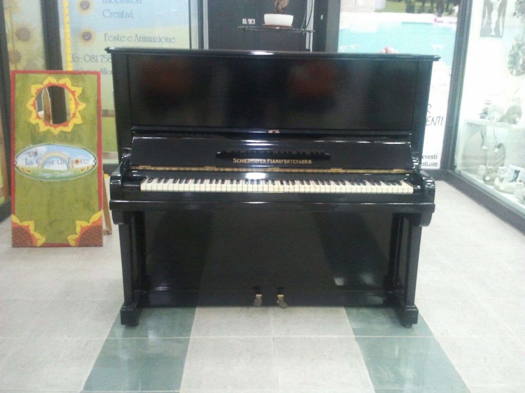 Casoria, arriva il pianoforte in Galleria Marconi. De Vita: “Simbolo di speranza per la città”