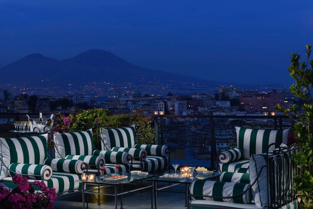 Agosto a Napoli, notti magiche al Grand Hotel Parker’s: telescopi puntati al cielo sulla Terrazza Le Muse