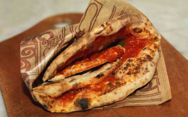 300 pizze gratis per dare inizio alle festività. La tradizione napoletana continua!