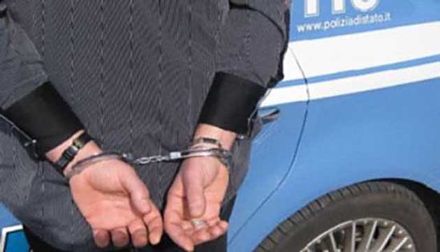 Casoria: due poliziotti liberi dal serviziuo arrestano rapinatore