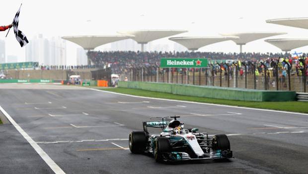 Hamilton vince per la quinta volta il Gp di Shangai: bene Vettel secondo