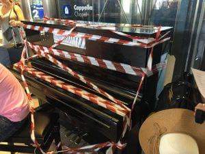 Il pianoforte della stazione di Napoli ancora inutilizzabile. Borrelli e Simioli danno il via ad una colletta per la riparazione