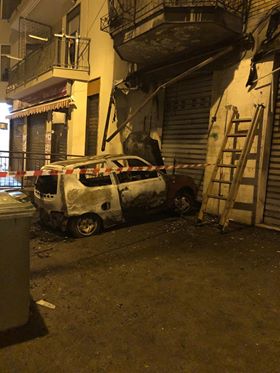 Riceviamo e pubblichiamo: veicolo in fiamme stanotte in via Nazario Sauro, ignote le cause