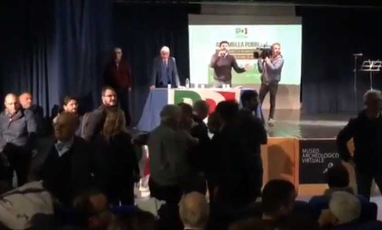 La politica del disordine, litigi e urla durante un’ assemblea del Pd a Napoli