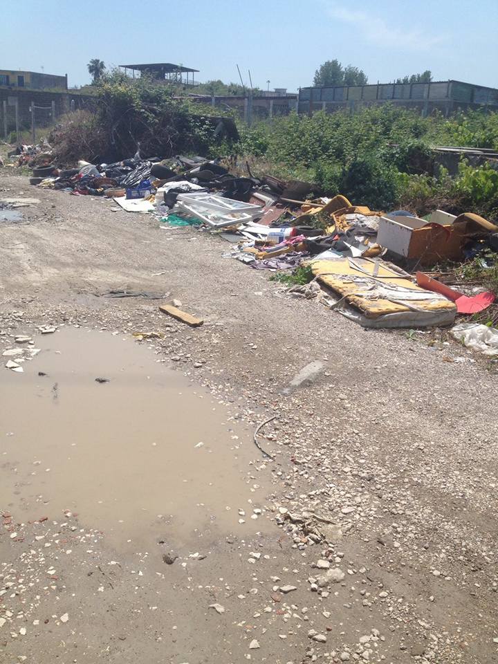 Una parte della città abbandonata: i residenti di Via Mameli denunciano il degrado della zona.