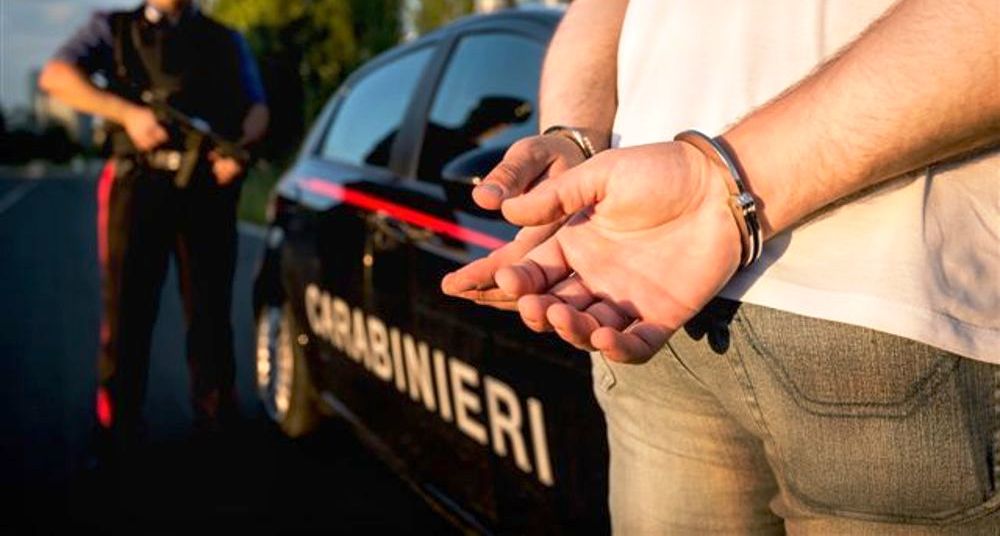 Ruba barre di alluminio, 34enne arrestato dai carabinieri