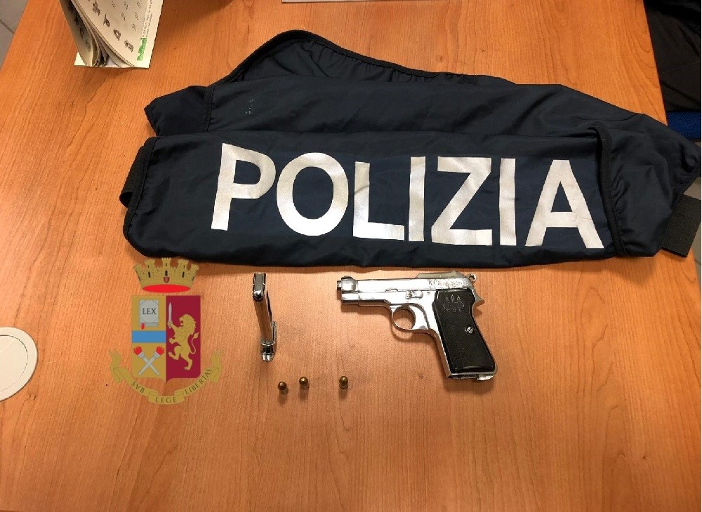 Deteneva illegalmente una pistola:arrestato dalla Polizia di Stato ventiseienne di Casoria