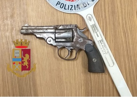 Polizia Afragola: era agli arresti domiciliari, ritrovato con  pistola nel comodino e droga sulla sedia