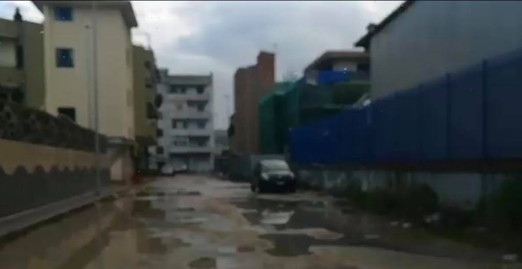 Strade colabrodo, piogge e incuria: il mix perfetto per una circolazione cittadina in tilt