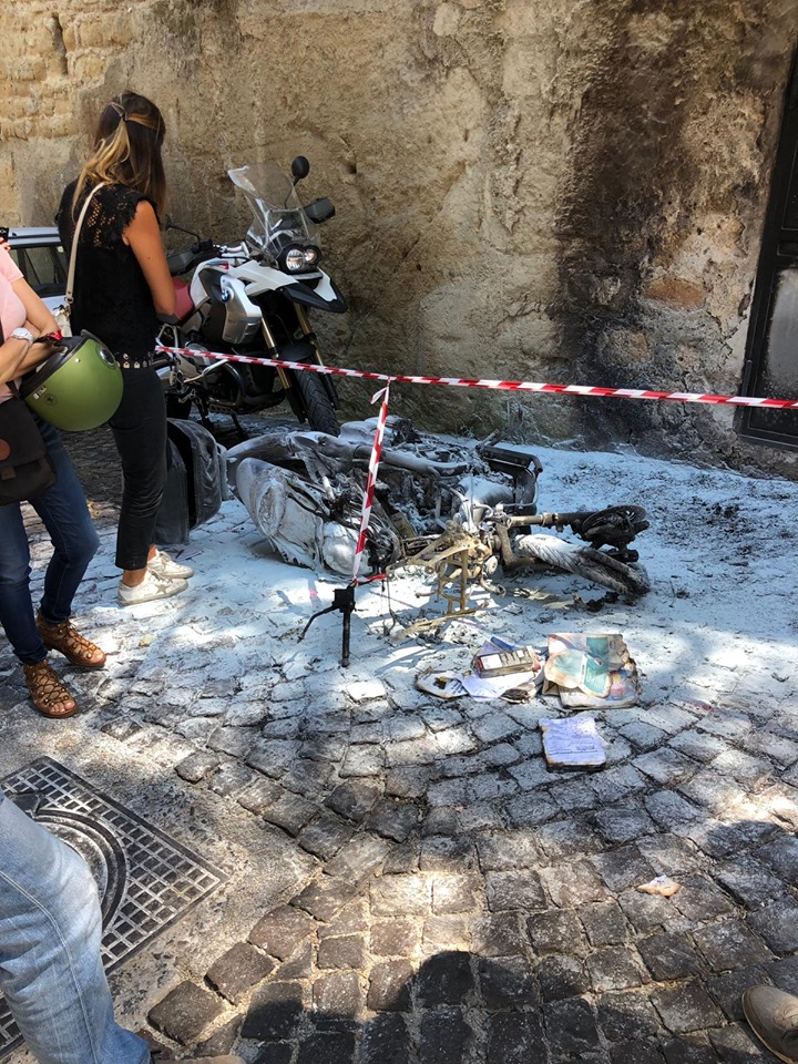 Attentato al consigliere Borrelli: ignoti danno fuoco al suo scooter