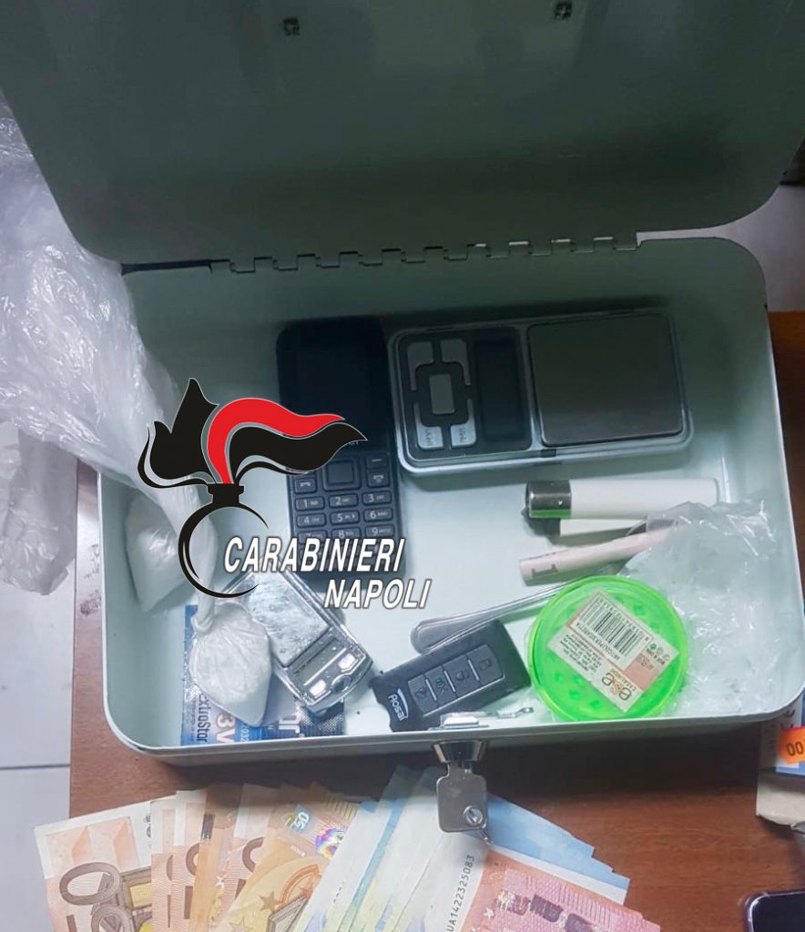 Casoria: Carabinieri arrestano pusher 44enne. In una cassettina metallica droga e un kit per pesarla e tritarla
