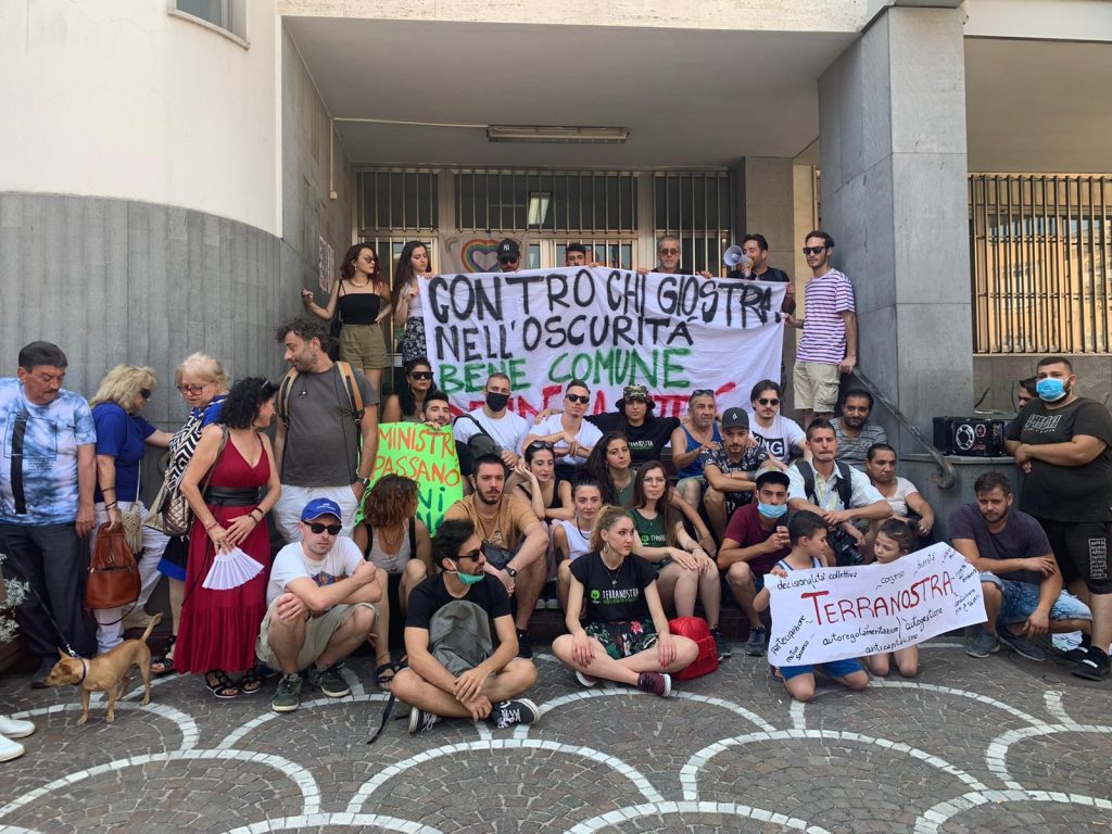 Presidio in piazza Cirillo degli attivisti di Terranostra Occupata per chiedere al Sindaco il riconoscimento dell’uso civico e collettivo dei beni comuni
