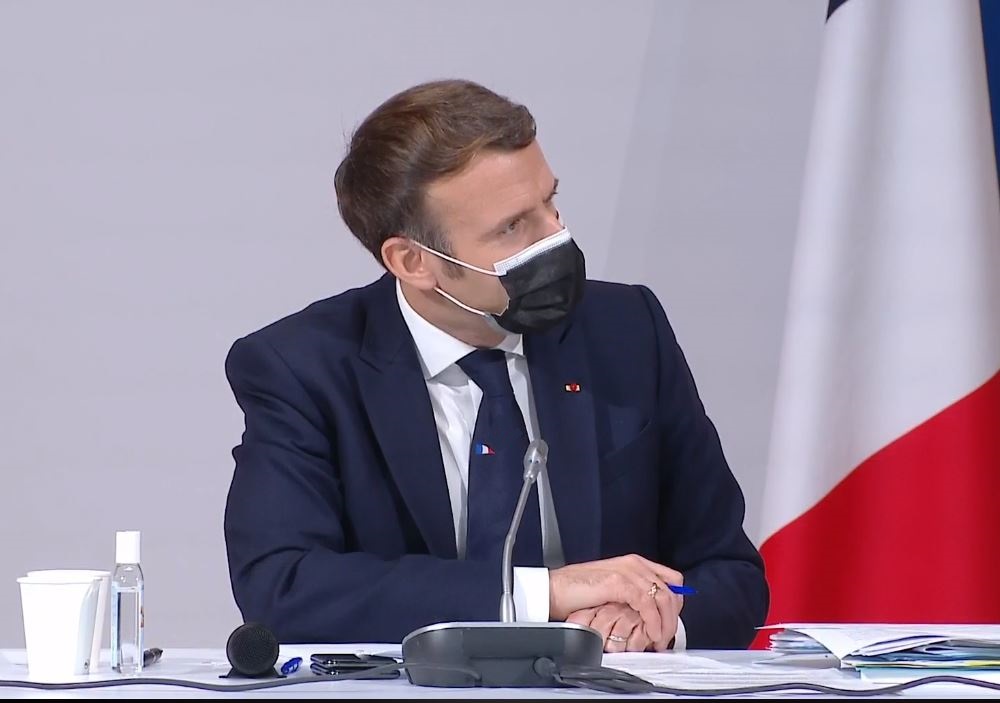 Il Presidente Emmanuel Macron indossa un frammento di Napoli
