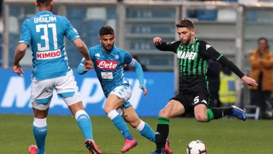 Il Napoli rallenta e subisce la rimonta del Sassuolo: 2-2 e Milan e Inter accorciano la classifica