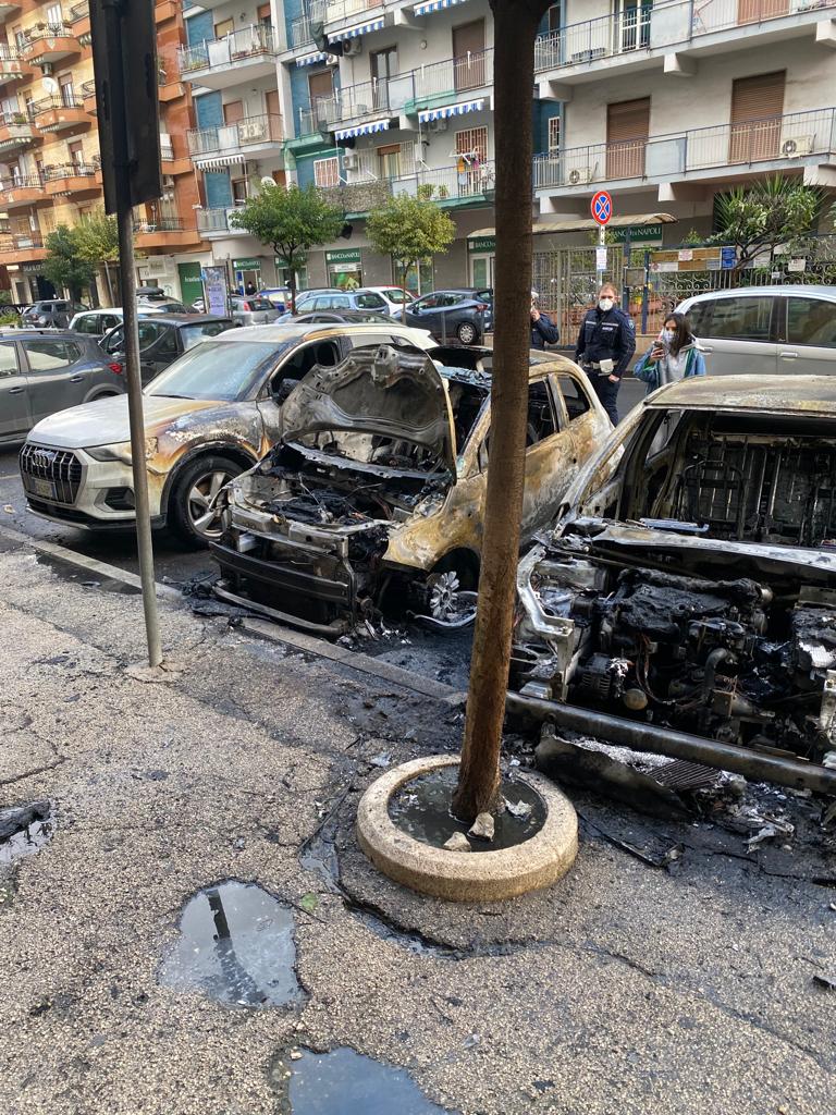Tre auto a fuoco in Via P. di Piemonte