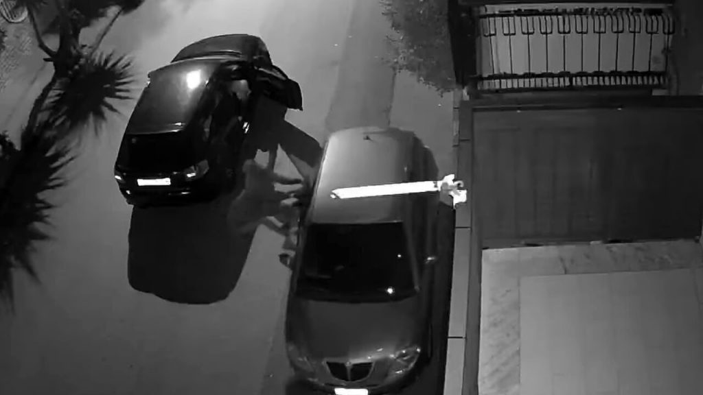 Ancora vandalismo a Casoria: delinquenti danneggiano auto per strada